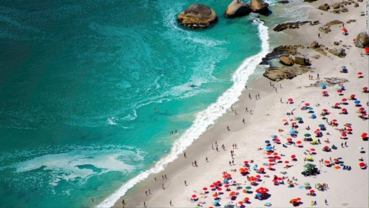 Camps Bay, Cape Town (Nam Phi): là bãi biển yêu thích nhất của Gray Malin. “Tôi đến Cape Town lần đầu vào ba năm trước, kể từ đó năm nào tôi cũng tới đấy”, vị nhiếp ảnh gia nói.