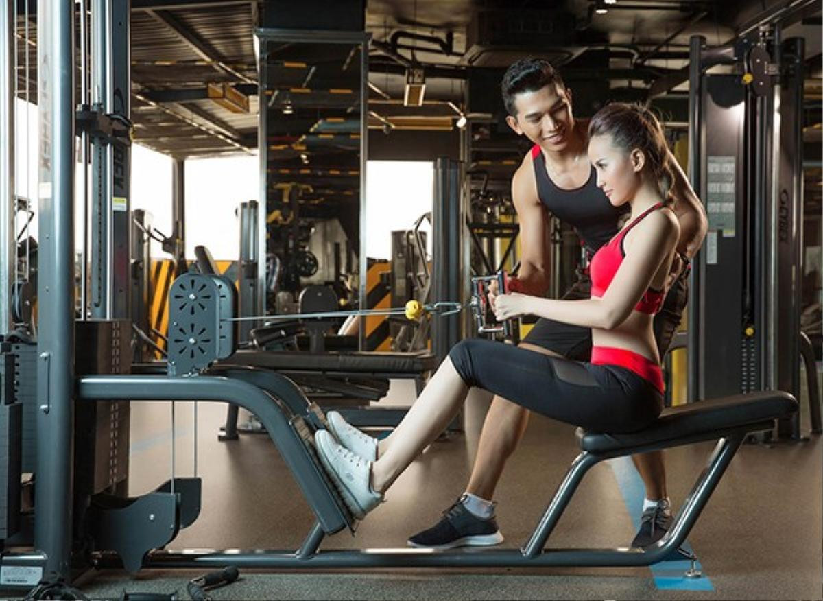 Ngọc Tình hướng dẫn Khánh Ngân tập gym.