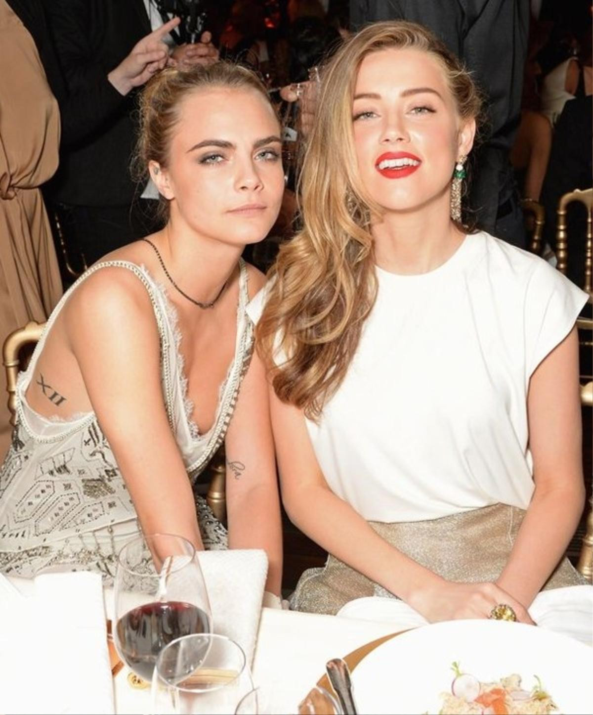 Cara Delevingne và Amber Heard nổi tiếng là hai người đẹp rất thân thiết và gắn bó.