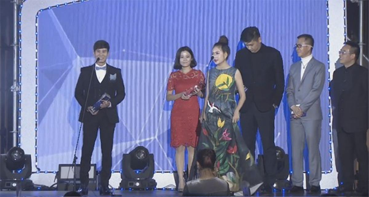 Lý Hải - Minh Hà trên sân khấu trao giải WebTVAsia Awards 2016.