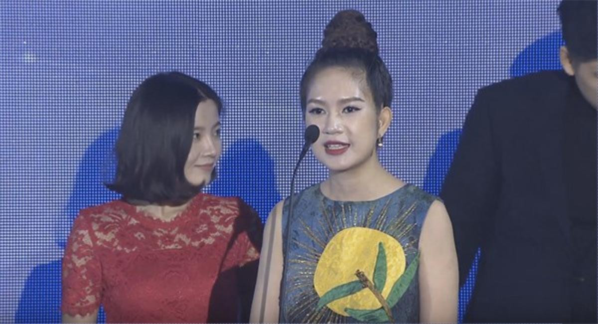 Minh Hà đảm nhận vai trò phiên dịch tiếng Anh cho Lý Hải.