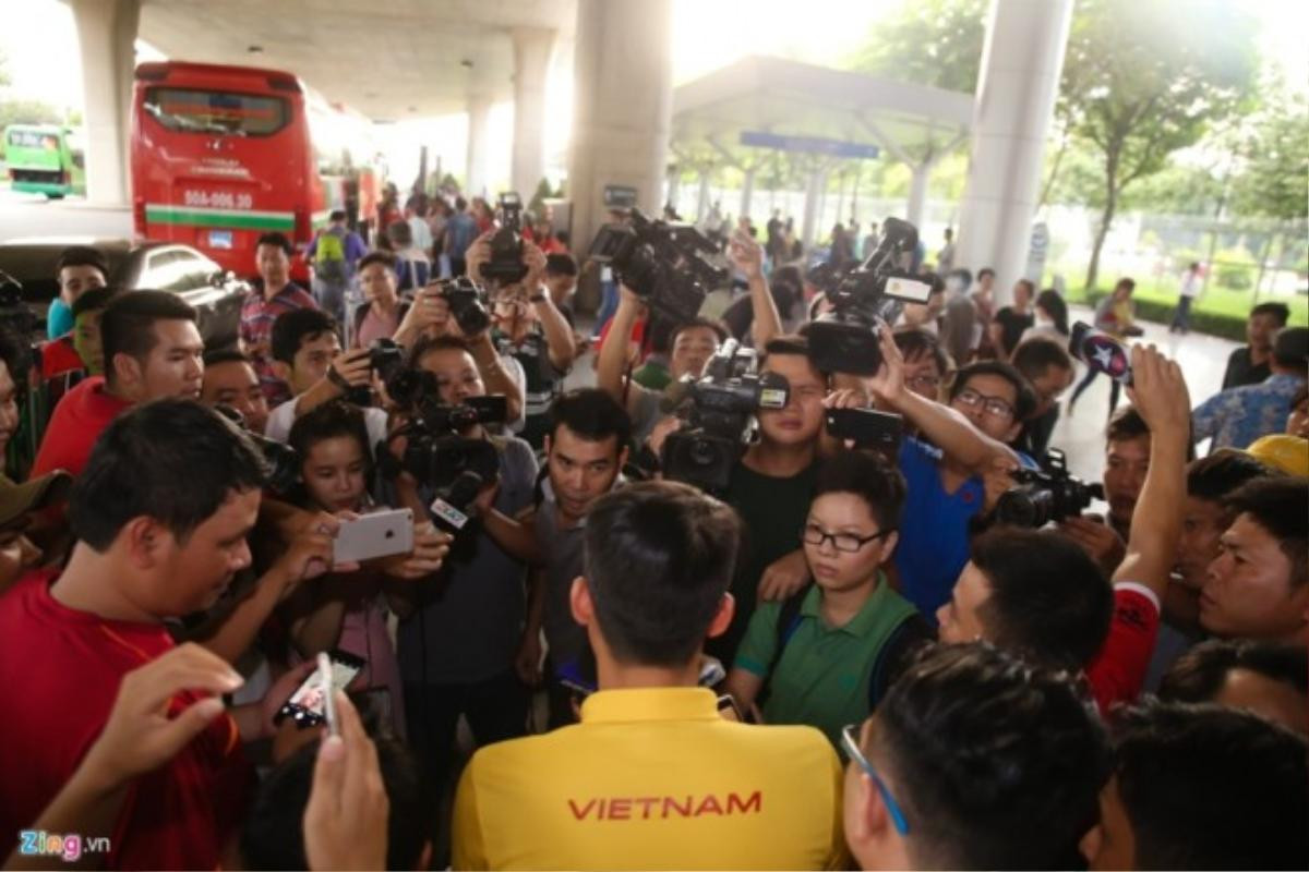 Tiền đạo Lê Công Vinh trở lời chớp nhoáng giới truyền thông. Trong khi đó, HLV Hữu Thắng từ chối phỏng vấn.