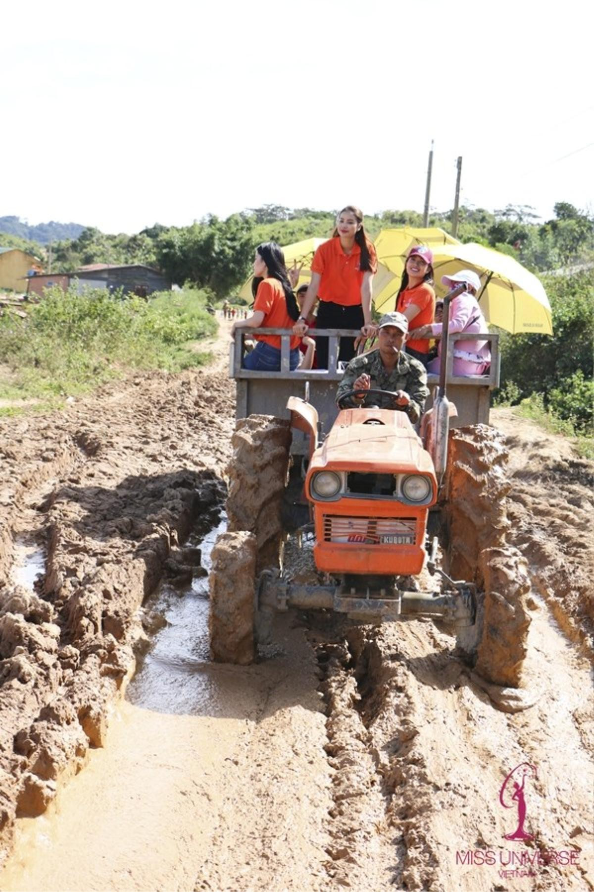 Ba người đẹp thích thú ngồi máy cày