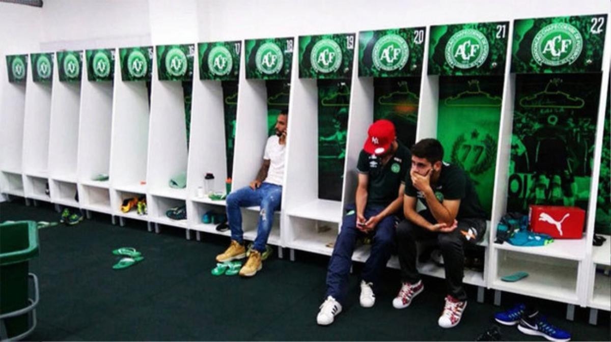 Có 3 cầu thủ Chapecoense may mắn không bay cùng chuyến vì chấn thương hoặc quên hộ chiếu. Họ thẫn thờ trong phòng thay đồ của đội bóng Brazil. 