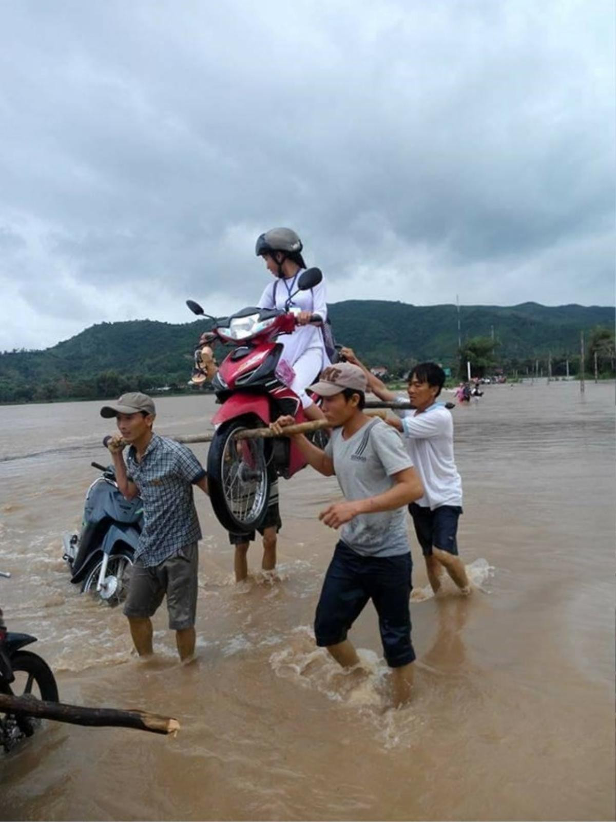 Tấm ảnh 4 'soái ca" điệu nữ sinh trên xe máy vượt lũ đang được lan truyền trên mạng xã hội.