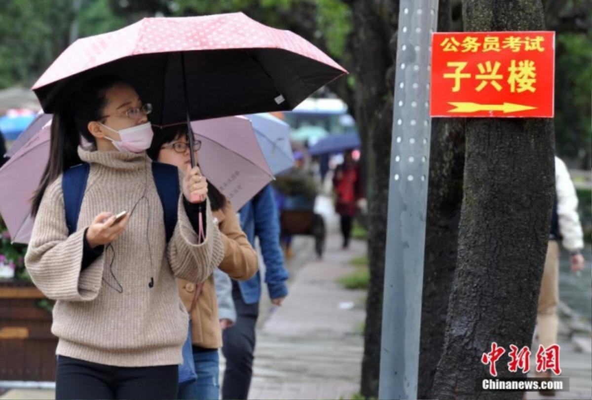 Trong phần thi viết, các thí sinh trải qua 2 bài thi: năng lực quản trị hành chính (buổi sáng) và tự luận (buổi chiều). Bài thi năng lực quản trị hành chính gồm 135 câu hỏi, làm trong 2 tiếng.