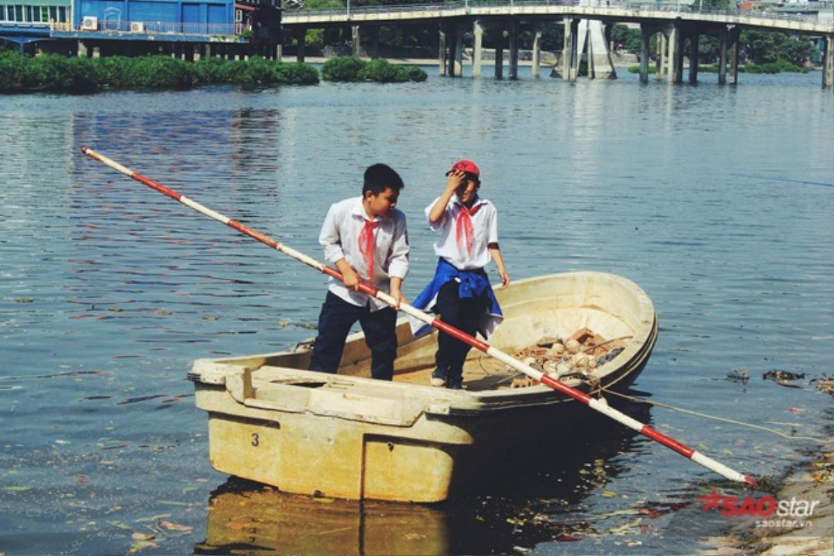 Sau giờ tan học, một số học sinh tự ý chèo thuyền trên hồ.