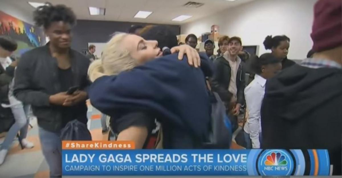 Ngày Lady Gaga đến trung tâm cũng là ngày kỷ niệm 19 năm Ali Forney, tên của trung tâm và là tên của một người vô gia cư trong cộng đồng LGBT, bị sát hại. 