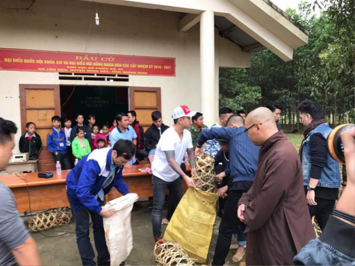 Trong ngày đầu tiên, đoàn từ thiện trao tặng 166 chú lợn rừng cho 83 hộ gia đình, cùng 15 suất học bổng trị giá 2 triệu đồng cho 15 em học sinh có hoàn cảnh đặc biệt.