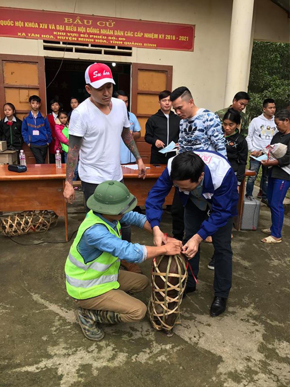 Dù đến muộn sau lũ nhưng đó cũng là lợi thế để nam ca sĩ biết rõ những vất vả, khó khăn của bà con.