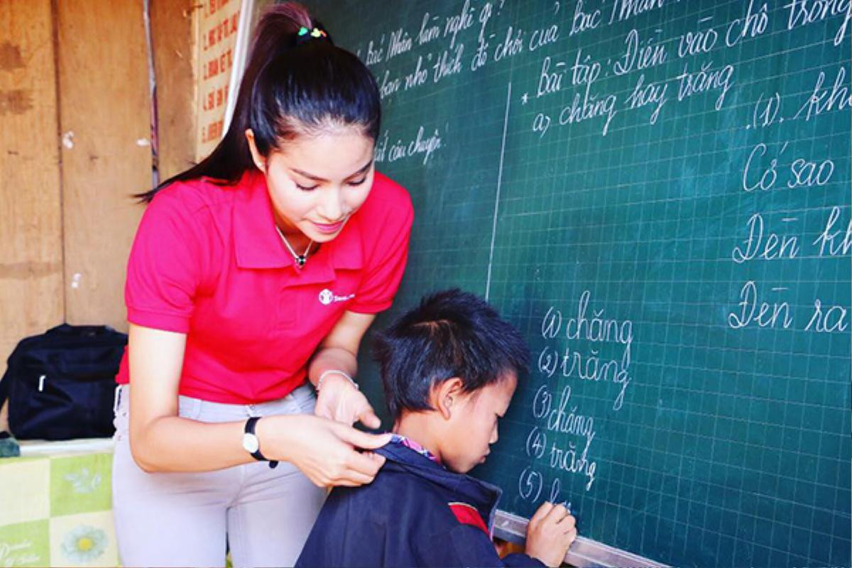 "Cô giáo" Phạm Hương chiếm được nhiều tình cảm của các em nhỏ.