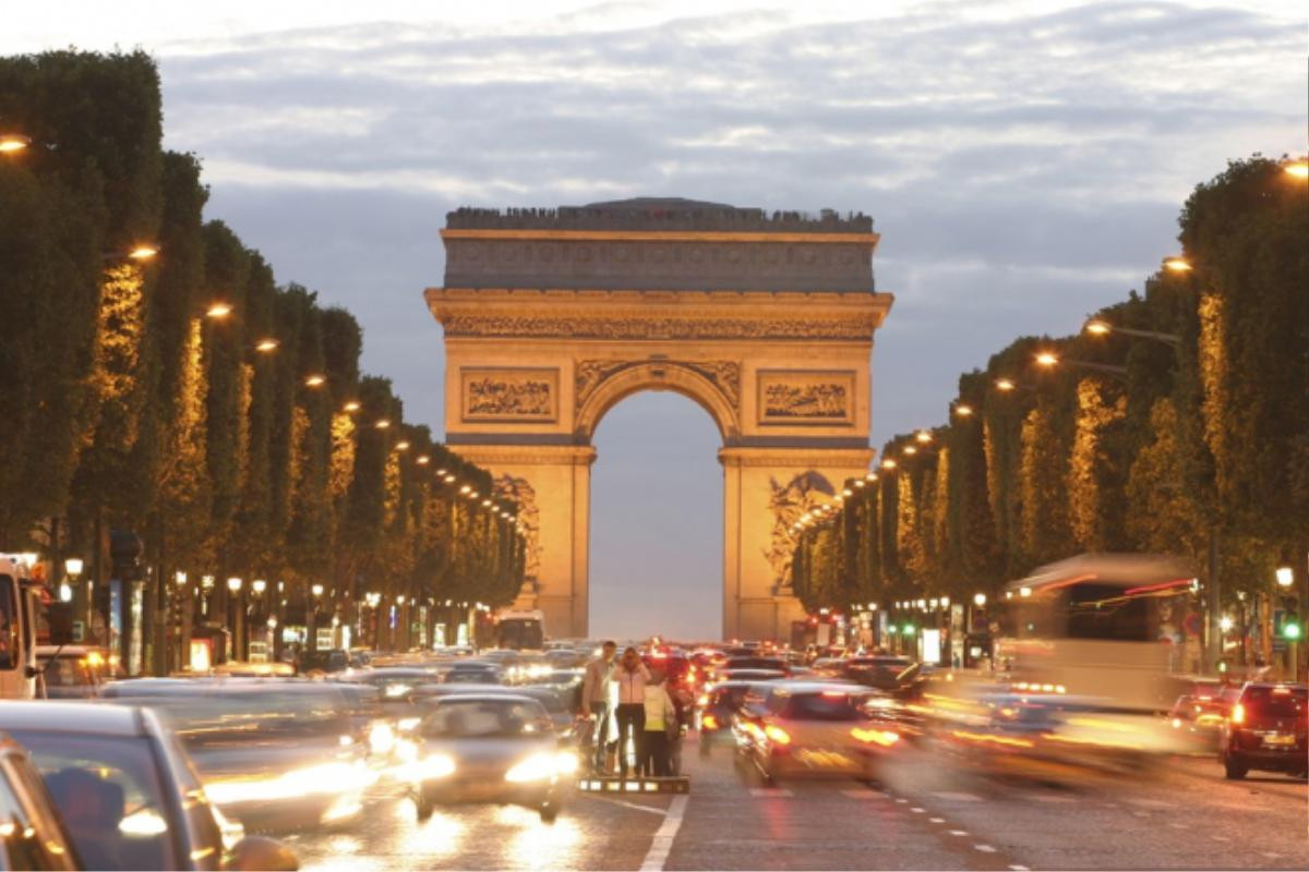 Đại lộ Champs Elysee (Pháp): Được coi là đại lộ đẹp nhất thế giới, Champs Elysee là niềm tự hào của người dân thành phố Paris. Ảnh: Timeout.