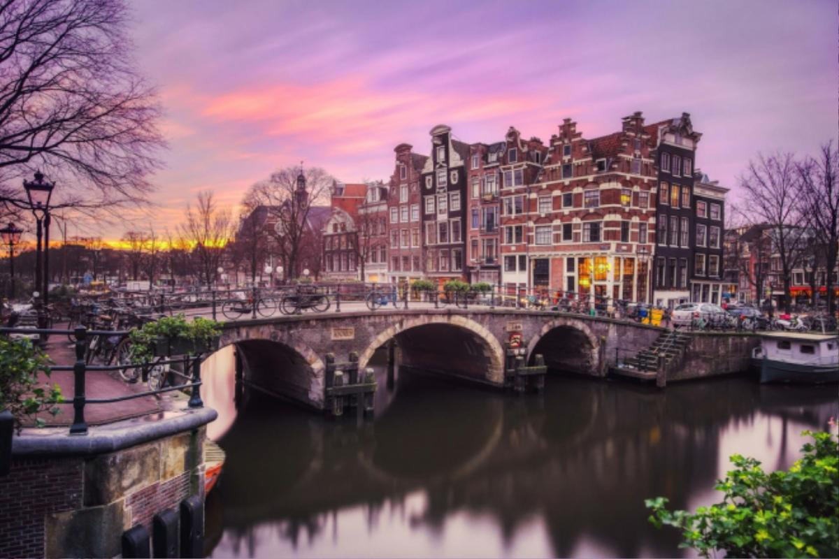 Đường ven kênh Brouwersgracht (Hà Lan): Đất nước Hà Lan không chỉ nổi tiếng với hoa tulip hay cối xay gió, mà còn bởi hệ thống kênh rạch chằng chịt ở thủ đô Amsterdam. Ảnh: Flickr.