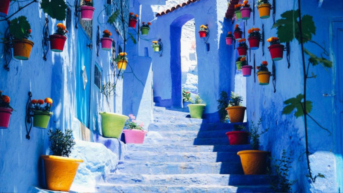 Chefchaouen (Morocco): Đặt chân tới thành phố Chefchaouen, khách du lịch rất dễ bị lạc đường bởi tất cả mọi thứ, từ mặt đường cho đến mái nhà, đều được sơn màu xanh với nhiều sắc độ. Ảnh: Thebackpackers.