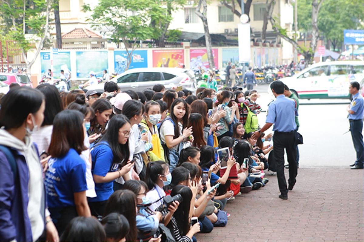 Khi Yesung quay hình, hàng trăm bạn trẻ đã có mặt ở phía bên ngoài suốt nhiều tiếng đồng hồ chỉ để được nhìn thấy thần tượng trong vài giây.