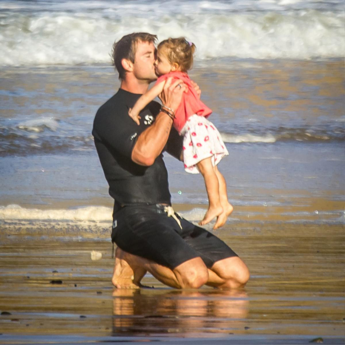 exclusive-chris-hemsworth-shirtless-on-the-beach-61