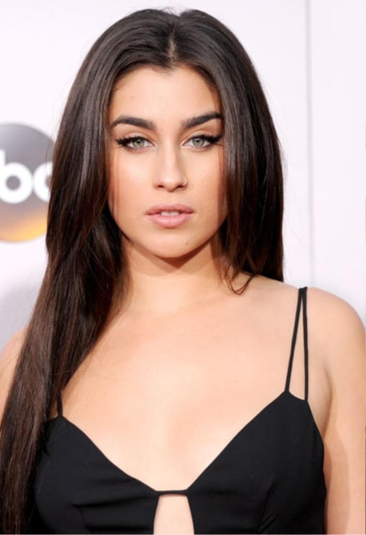 Thành viên cá tính của Fifth Harmony, Lauren Jauregui, đã dính nghi án bị bắt giữ tại sân bay vì trong túi xách của cô có tàng trữ cần sa. 