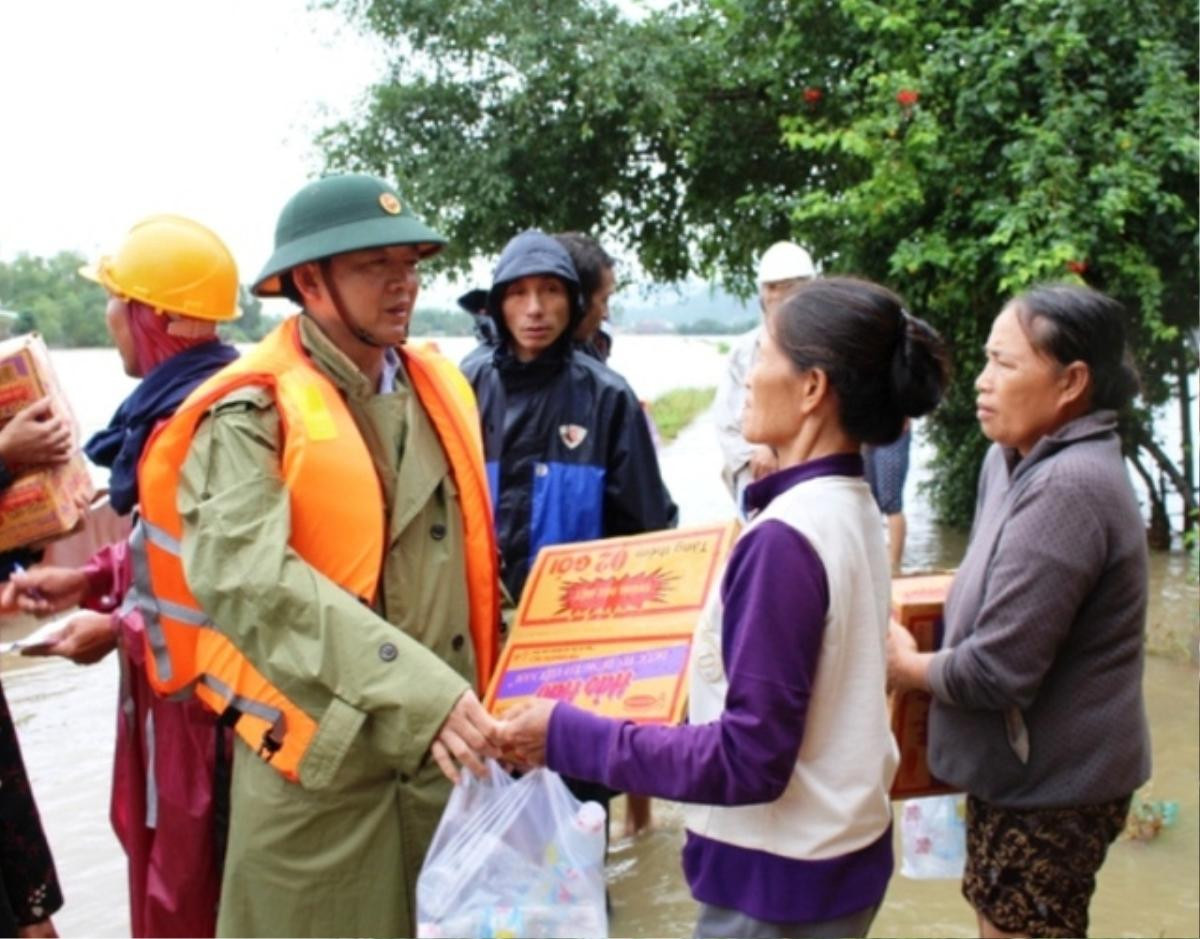 Chủ tịch UBND tỉnh Bình Định Hồ Quốc Dũng hỗ trợ quà và mì tôm cho người dân vùng lũ huyện Tuy Phước.