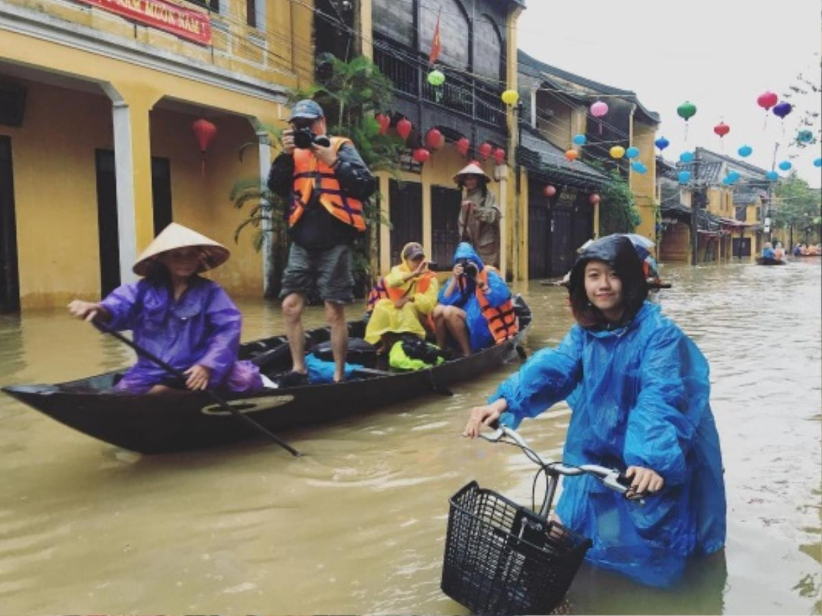 Người dân Hội An và khách du lịch phải chuyển sang đi lại bằng thuyền. Ảnh: Nyylaa20