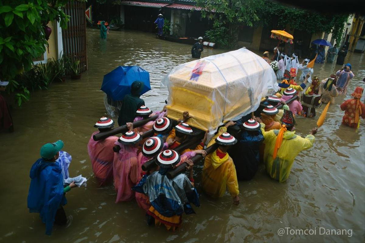 Người dân Hội An lội dòng nước lũ đi đưa tang. Ảnh: Đào Quang Tuyên