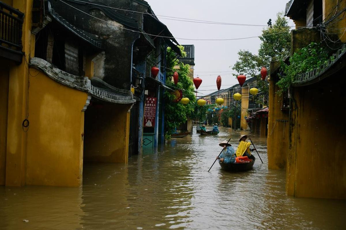 Dịch vụ chèo thuyền đưa người qua vùng ngập đối với du khách là 100.000 đồng, người dân địa phương là 10.000 đồng. Ảnh: Đào Quang Tuyên 