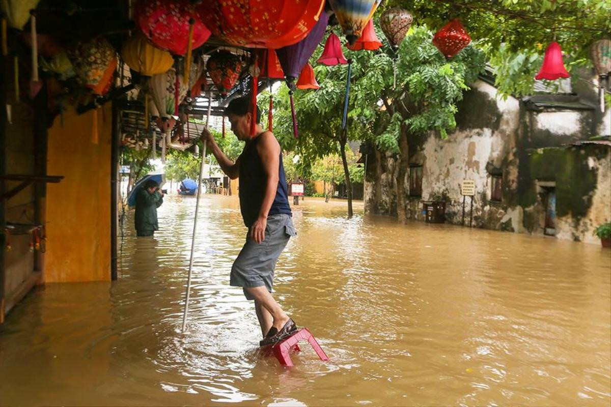 Một người dân địa phương đi trên "đôi giày" tự chế từ chiếc ghế nhựa. 