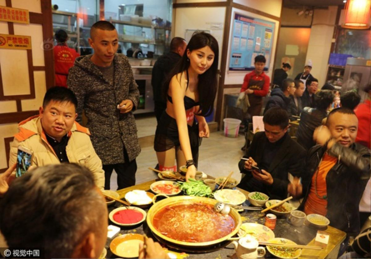 Tuy thu hút sự chú ý nhưng nhà hàng này cũng vấp phải nhiều chỉ trích, coi đây là chiêu trò quảng cáo trái thuần phong mỹ tục. Trước đó, một quán ăn ở tỉnh Hải Nam đã bị chính quyền địa phương yêu cầu tạm dừng hoạt động để cải tạo, sau khi những hình ảnh các nhân viên phục vụ ở đây ăn mặc hở hang được đăng tải rộng rãi trên mạng xã hội.