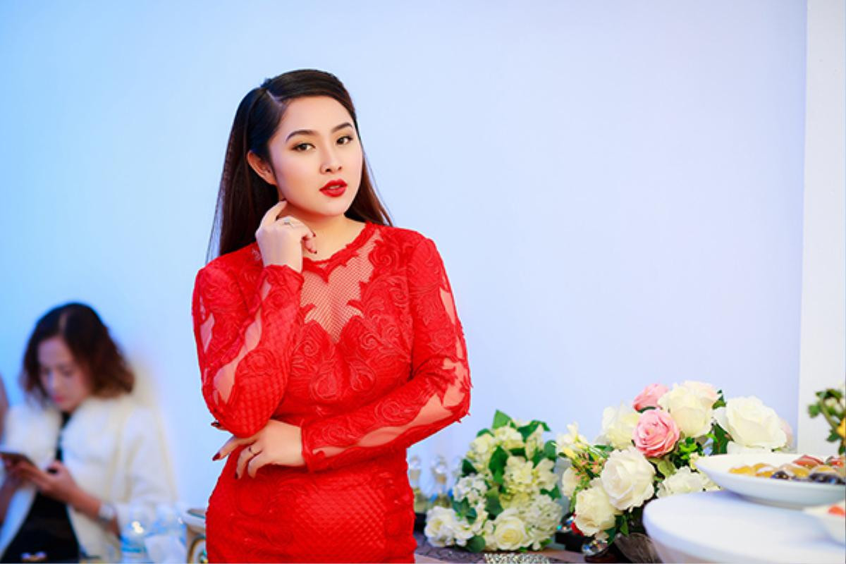 Bảo Trâm Idol ngày càng dịu dàng, đằm thắm hơn sau khi lấy chồng. Cô nổi bật trong chiếc đầm đỏ tại sự kiện.