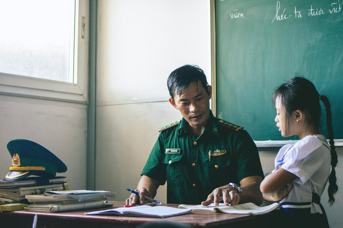 Tại đảo Hòn Chuối, anh Phục xin ban chỉ huy cho phép mở một lớp học tình thương để dạy cho lũ trẻ con chữ. Nhiều lần anh Phục bị người dân xua đuổi, nặng lời, nhưng anh vẫn kiên nhẫn.