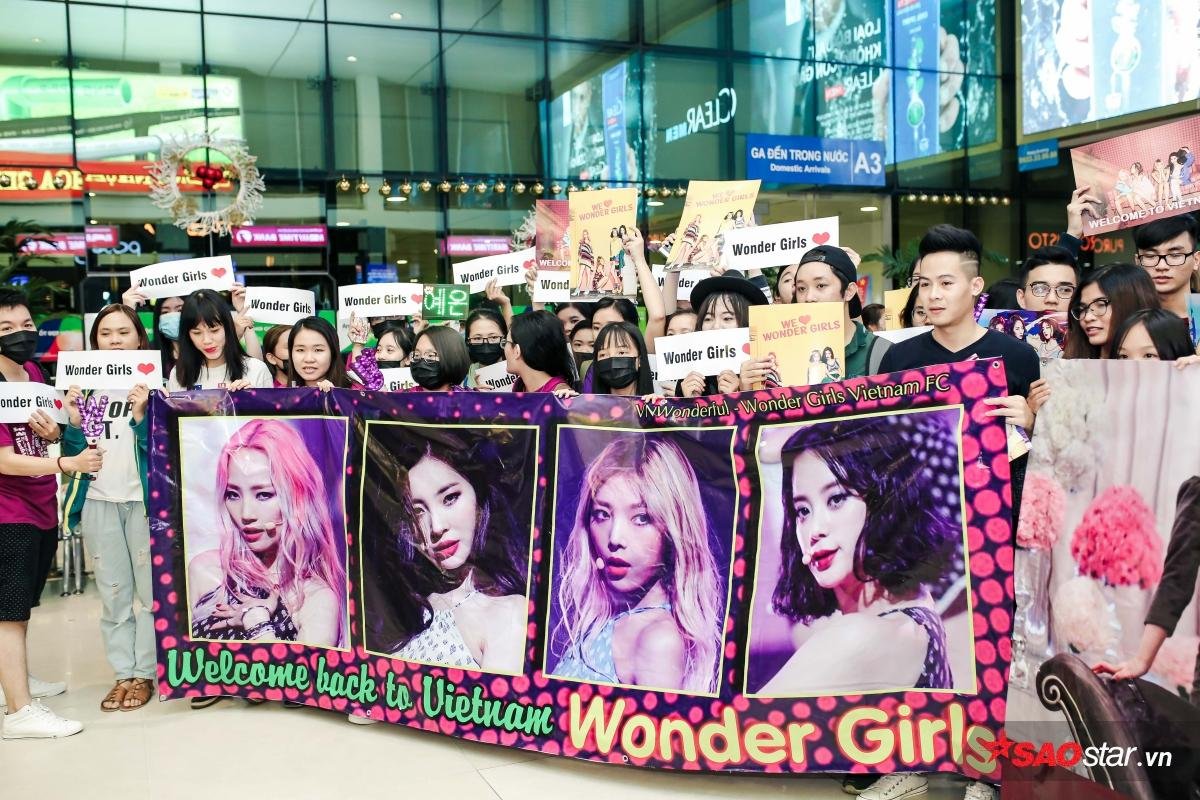 Fan Việt xếp hàng nghiêm túc chờ Wonder Girls nhiều giờ liền ở sân bay.