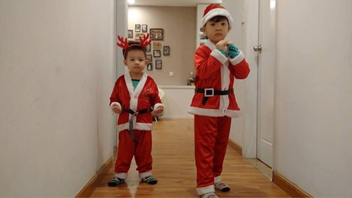 Hai ông già Noel đáng yêu, tinh nghịch nhà Đan Lê - Khải Anh.