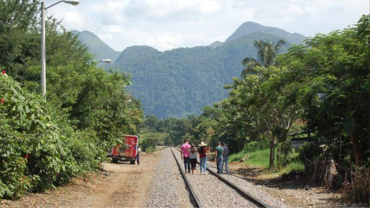 ...Đã có không ít người phải bỏ mạng vì ngã khỏi tàu hoặc trở thành nạn nhân của các băng nhóm tội phạm.