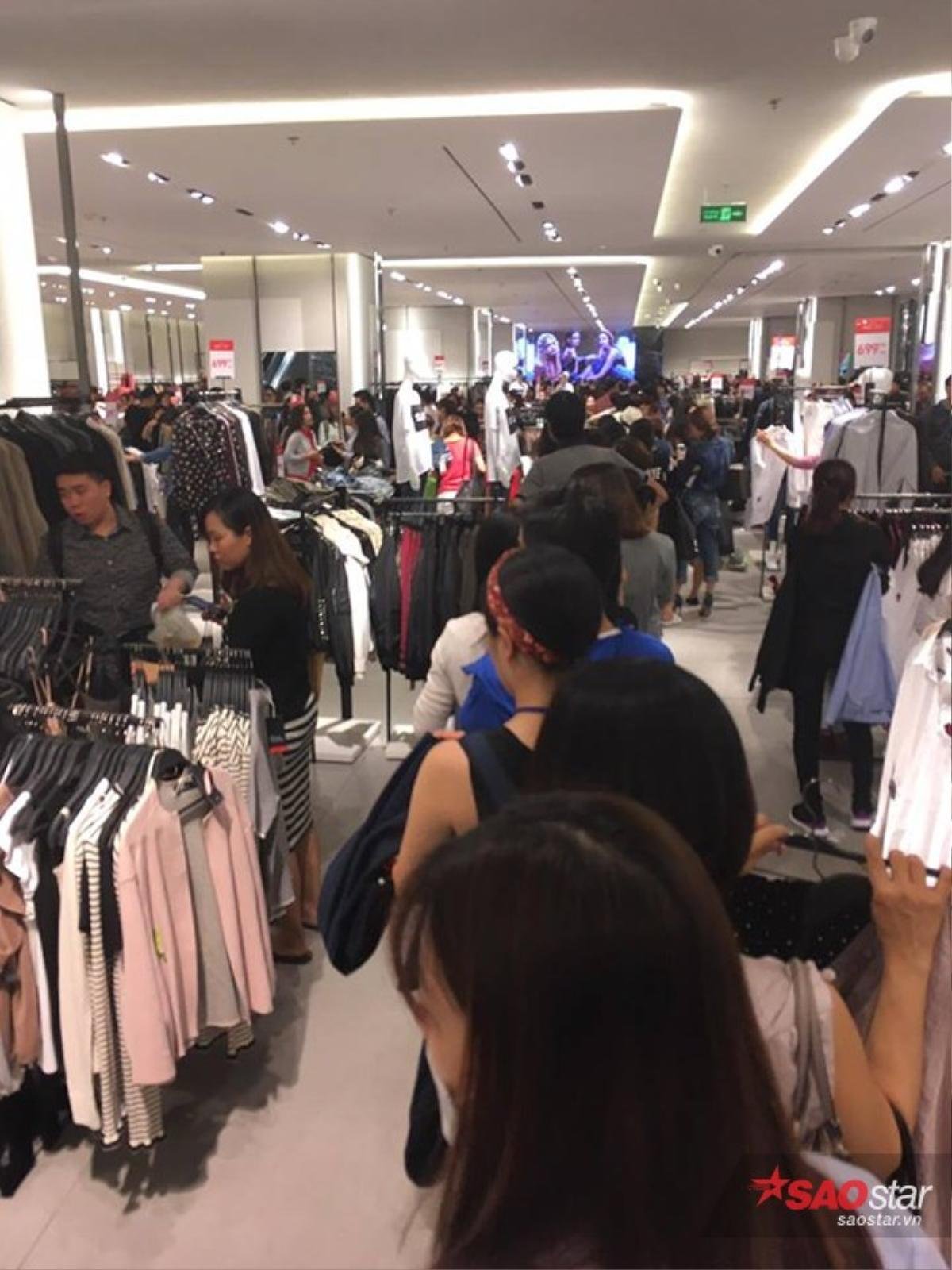 Zara giảm giá 50%, hàng ngàn 'tín đồ thời trang' ngán ngẩm bỏ về vì mệt mỏi Ảnh 5