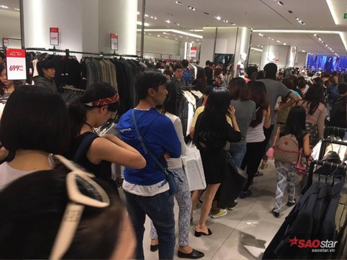 Zara giảm giá 50%, hàng ngàn 'tín đồ thời trang' ngán ngẩm bỏ về vì mệt mỏi Ảnh 6