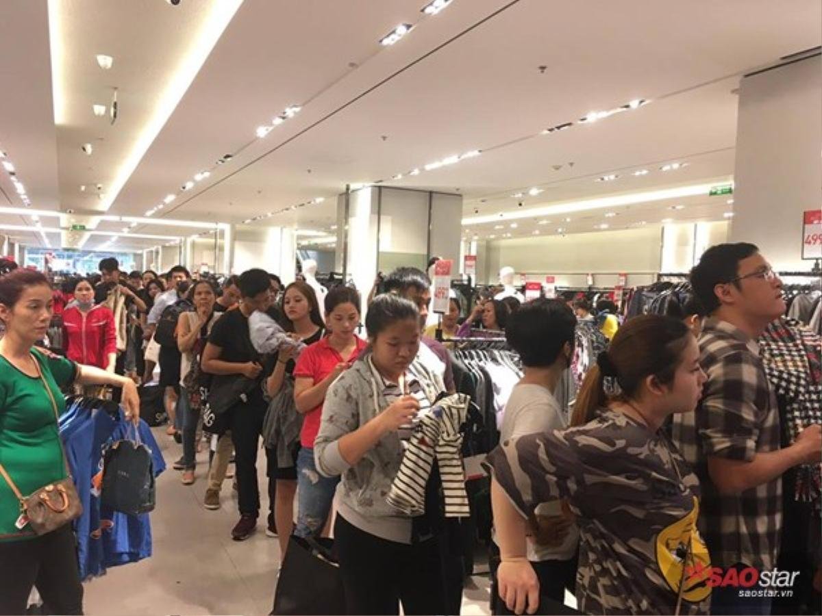 Zara giảm giá 50%, hàng ngàn 'tín đồ thời trang' ngán ngẩm bỏ về vì mệt mỏi Ảnh 7