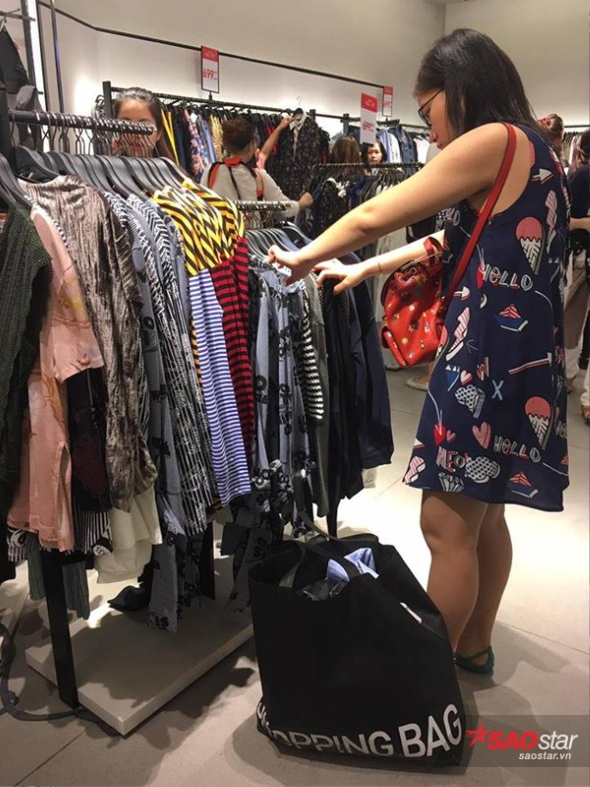 Zara giảm giá 50%, hàng ngàn 'tín đồ thời trang' ngán ngẩm bỏ về vì mệt mỏi Ảnh 10