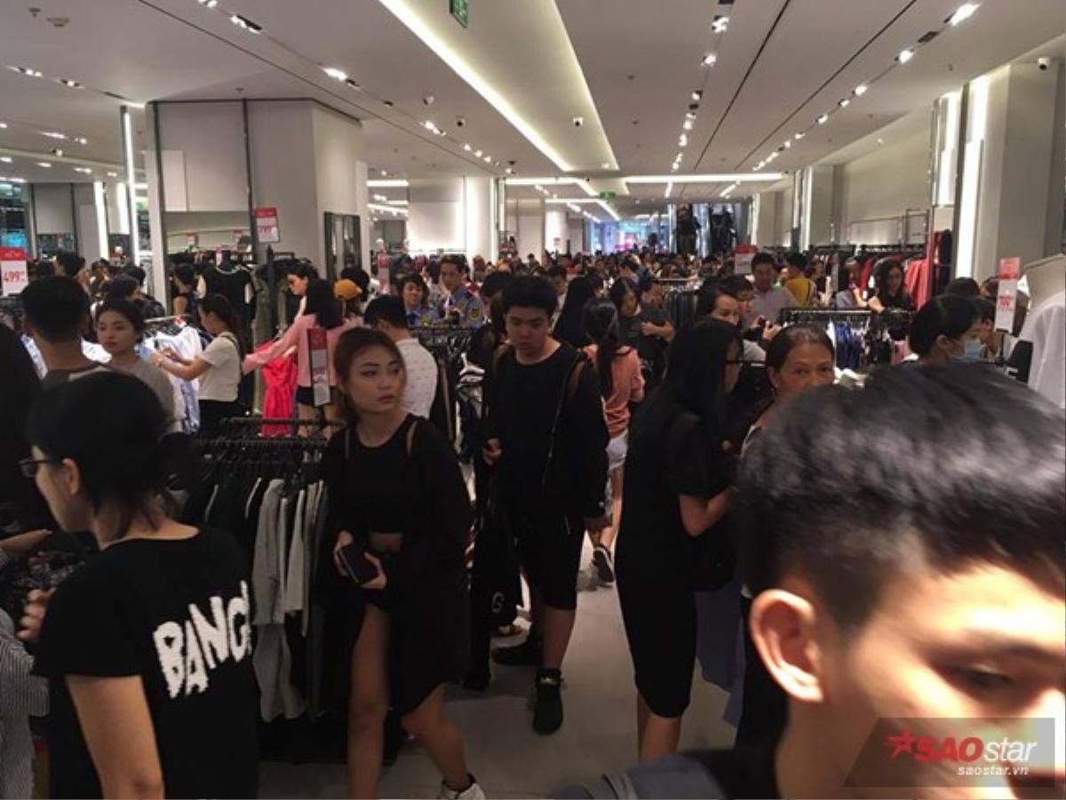 Zara giảm giá 50%, hàng ngàn 'tín đồ thời trang' ngán ngẩm bỏ về vì mệt mỏi Ảnh 3