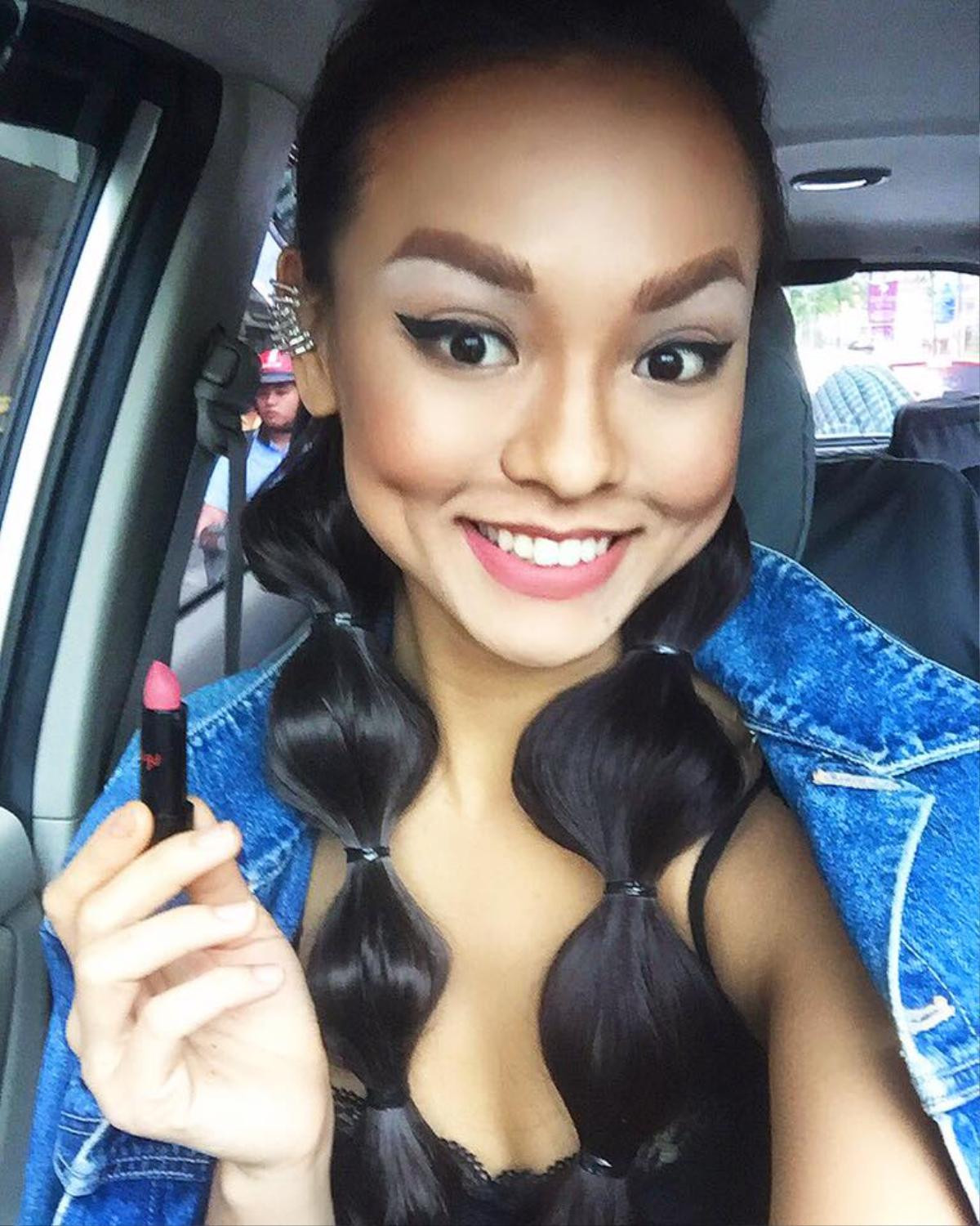 Selfie cận mặt khoe style make-up: xu hướng chụp hình muôn thuở của sao Việt Ảnh 9