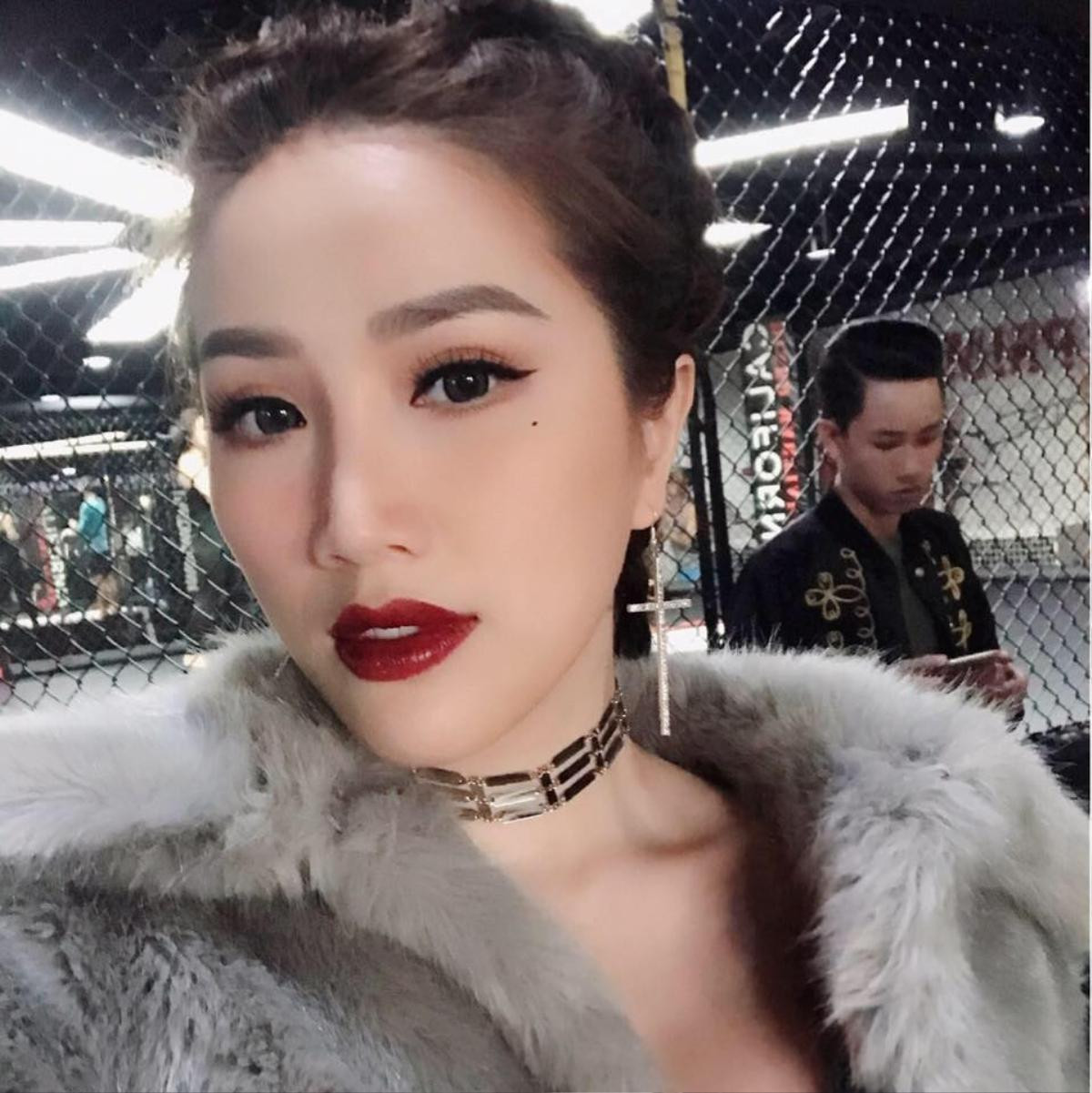 Selfie cận mặt khoe style make-up: xu hướng chụp hình muôn thuở của sao Việt Ảnh 5