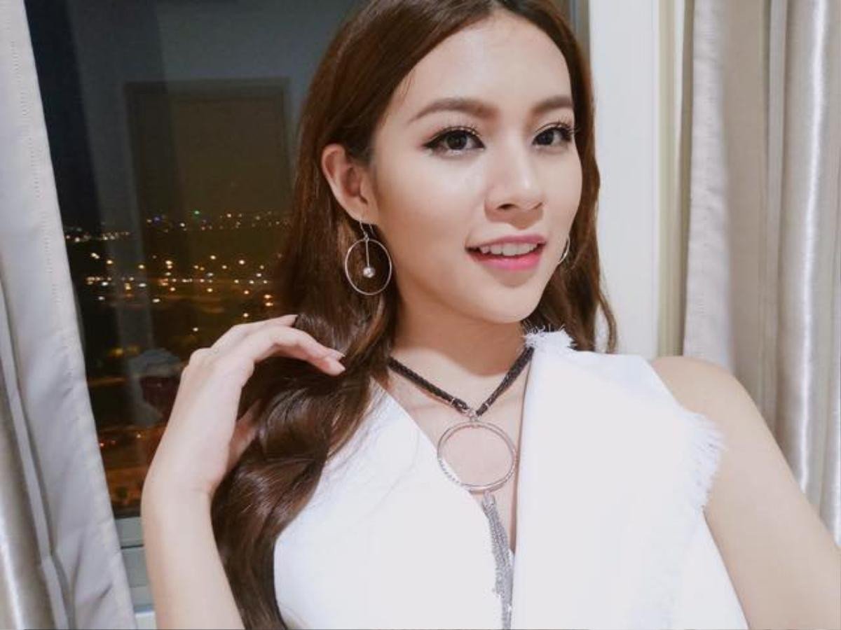 Selfie cận mặt khoe style make-up: xu hướng chụp hình muôn thuở của sao Việt Ảnh 7