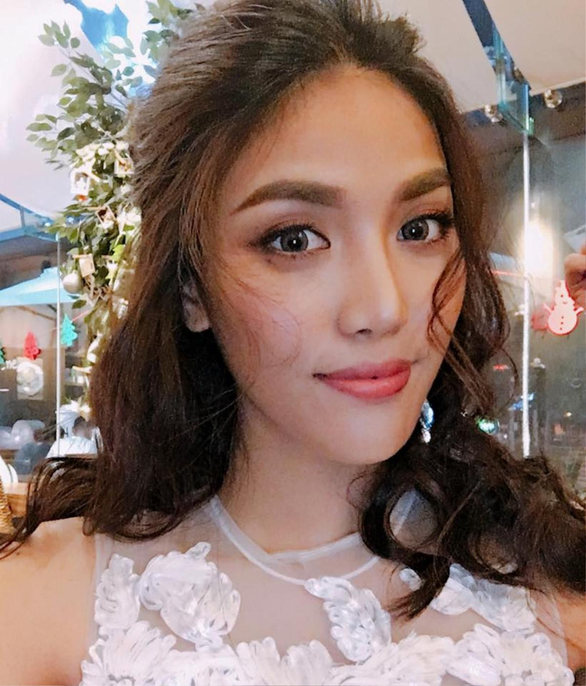 Selfie cận mặt khoe style make-up: xu hướng chụp hình muôn thuở của sao Việt Ảnh 1