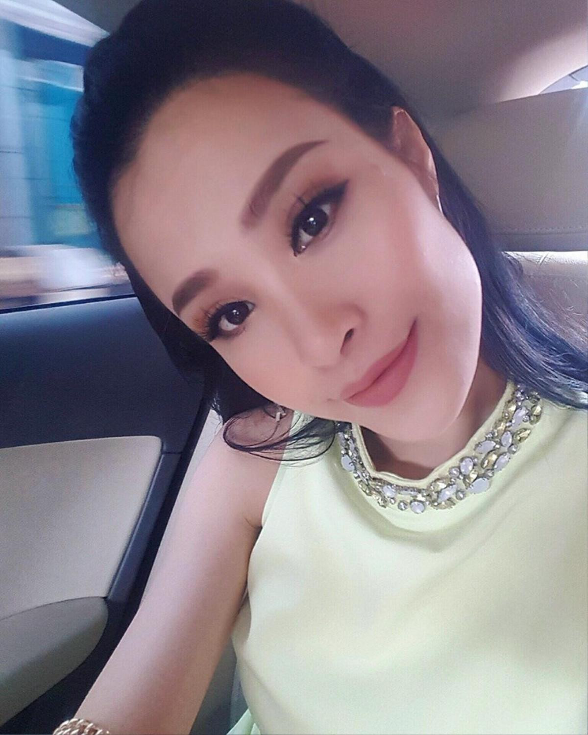 Selfie cận mặt khoe style make-up: xu hướng chụp hình muôn thuở của sao Việt Ảnh 4