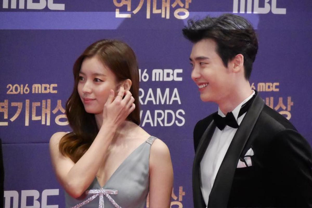 Lee Sung Kyung e ấp, không rời Nam Joo Hyuk nửa bước trên thảm đỏ MBC Drama Awards 2016 Ảnh 7