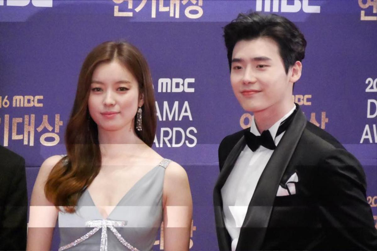 Lee Sung Kyung e ấp, không rời Nam Joo Hyuk nửa bước trên thảm đỏ MBC Drama Awards 2016 Ảnh 9