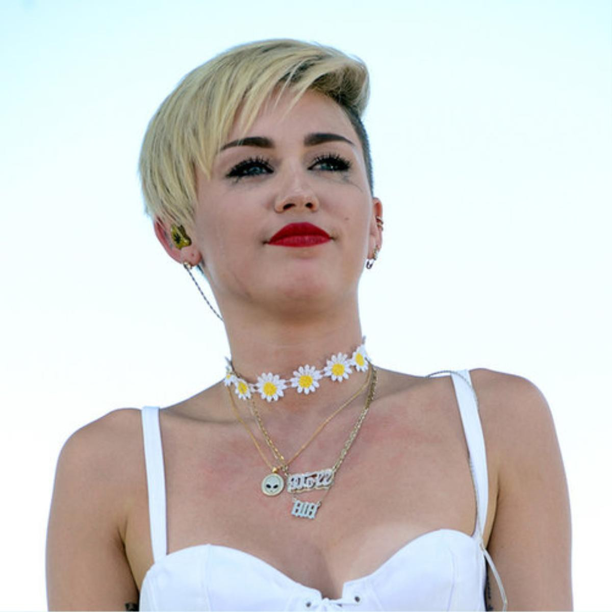 Năm 2016 của Miley Cyrus và Selena Gomez: Người hạnh phúc, kẻ đơn côi! Ảnh 15