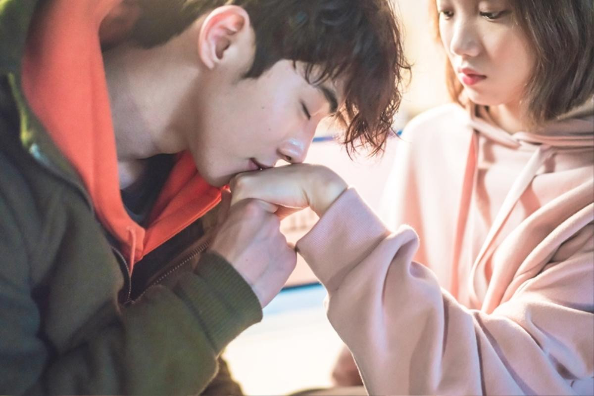 Hơn cả 1 khoảnh khắc, Joon Hyung đã trao lên tay Bok Joo 'nụ hôn hoàng tử' Ảnh 1