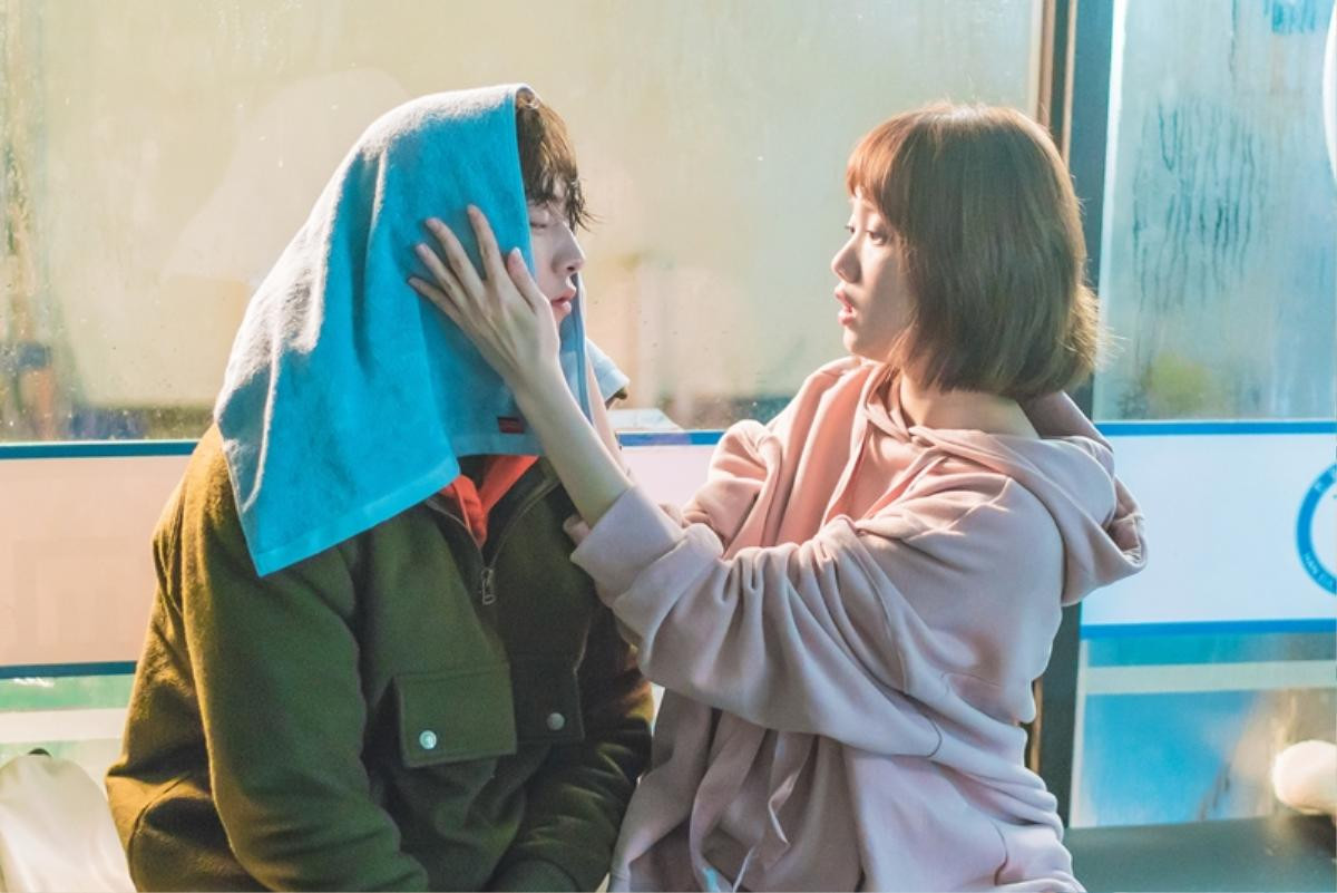 Hơn cả 1 khoảnh khắc, Joon Hyung đã trao lên tay Bok Joo 'nụ hôn hoàng tử' Ảnh 2