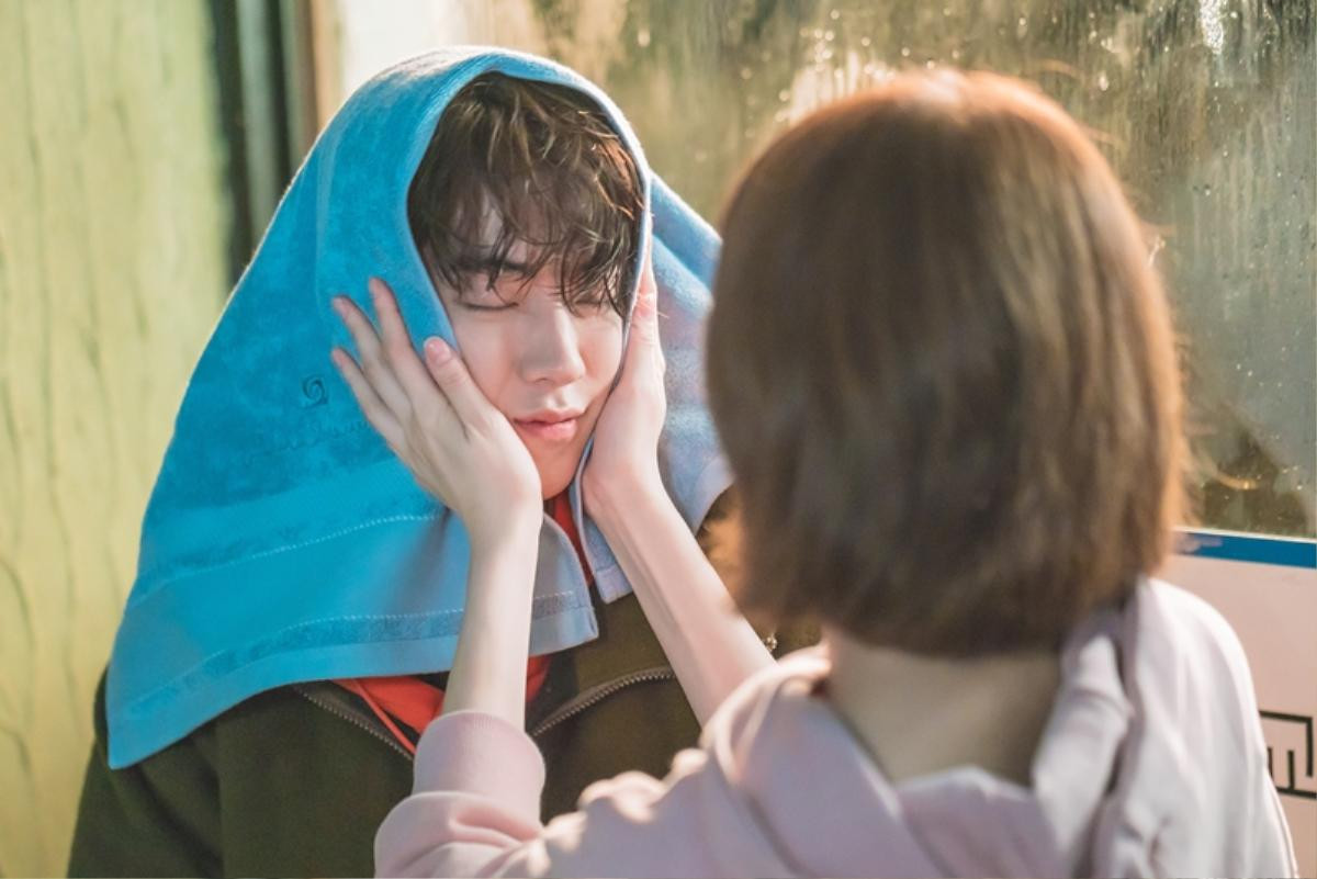 Hơn cả 1 khoảnh khắc, Joon Hyung đã trao lên tay Bok Joo 'nụ hôn hoàng tử' Ảnh 3