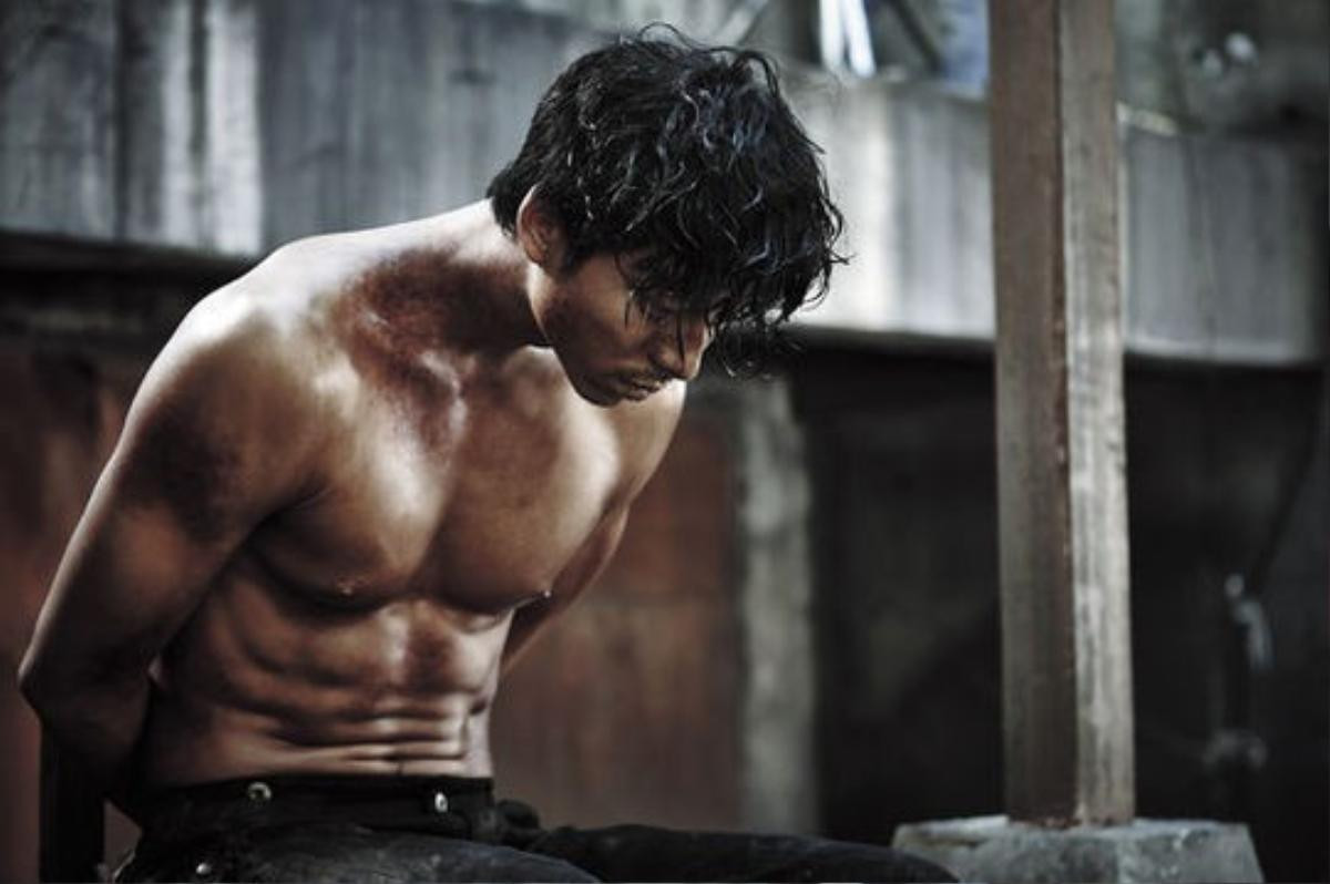 Đẹp trai thôi không đủ, Gong Yoo còn có bí kíp giữ dáng nhờ màn lướt ván cực đỉnh nữa cơ! Ảnh 2