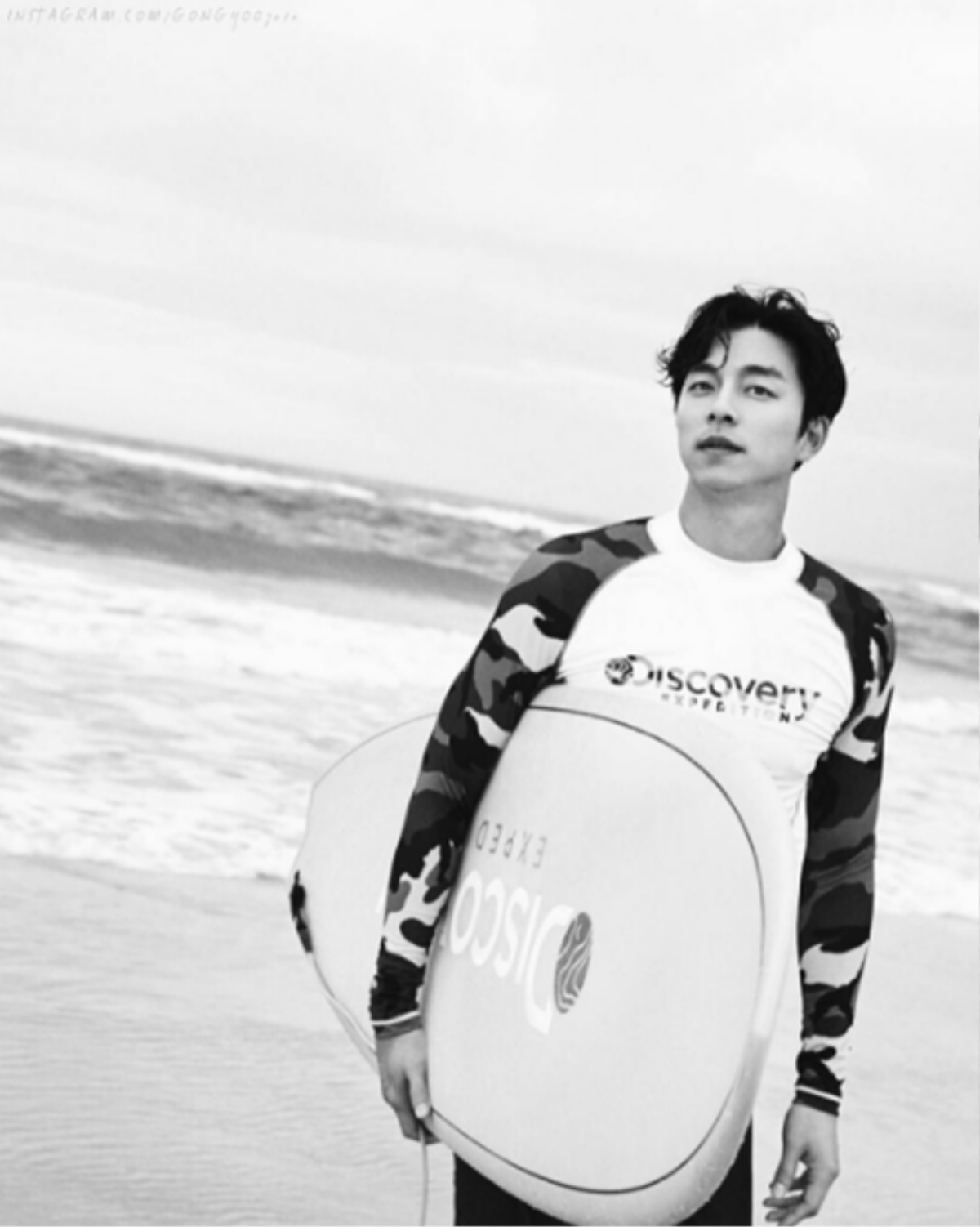 Đẹp trai thôi không đủ, Gong Yoo còn có bí kíp giữ dáng nhờ màn lướt ván cực đỉnh nữa cơ! Ảnh 7